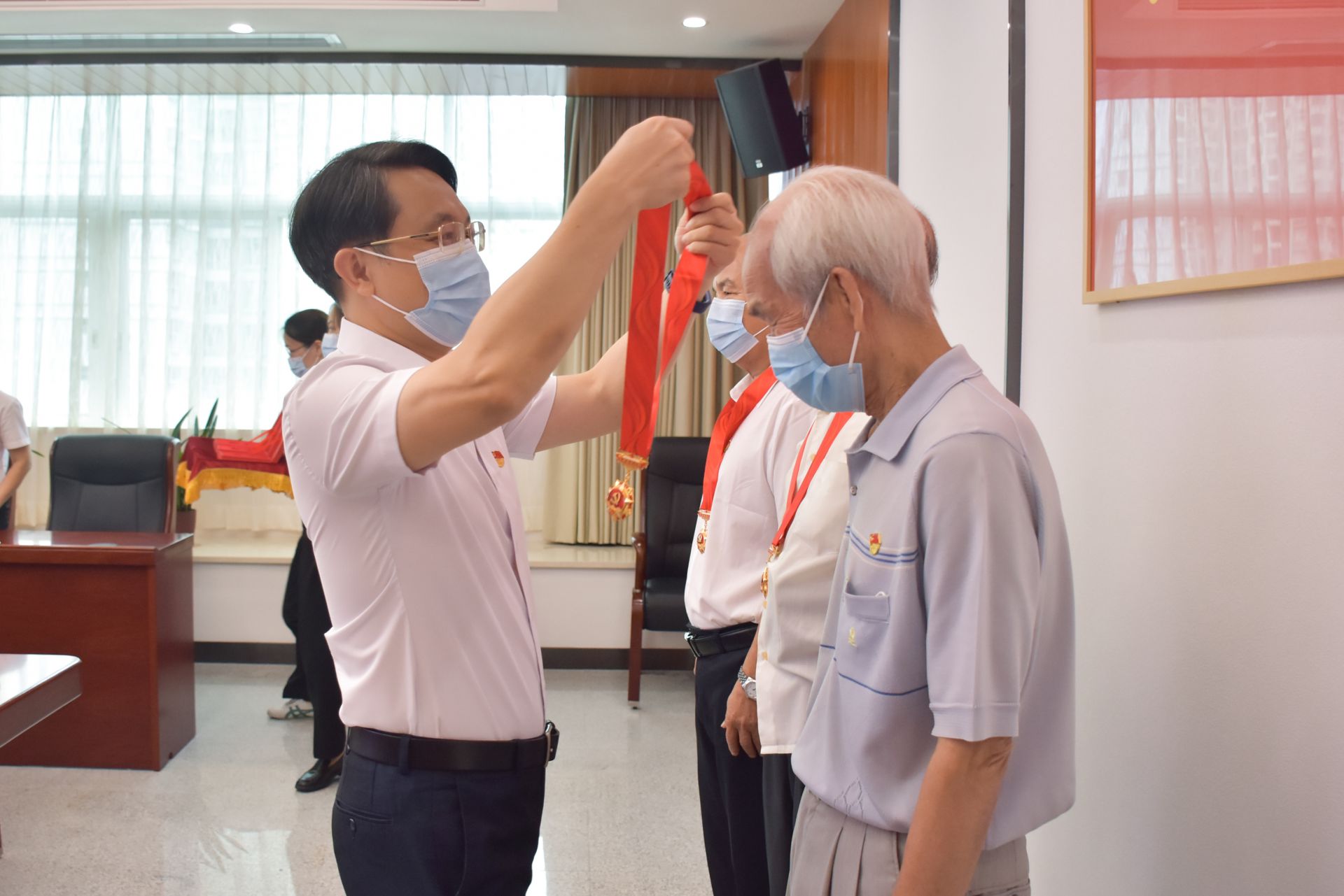 东莞市石龙镇358名老党员获颁“光荣在党50年”纪念章