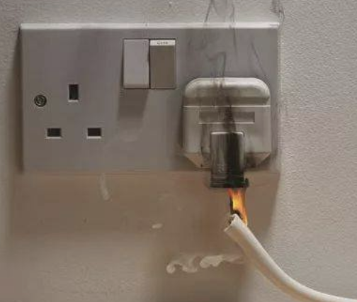 男子睡觉时充电器爆炸险致失明，专家教你选购时应注意什么