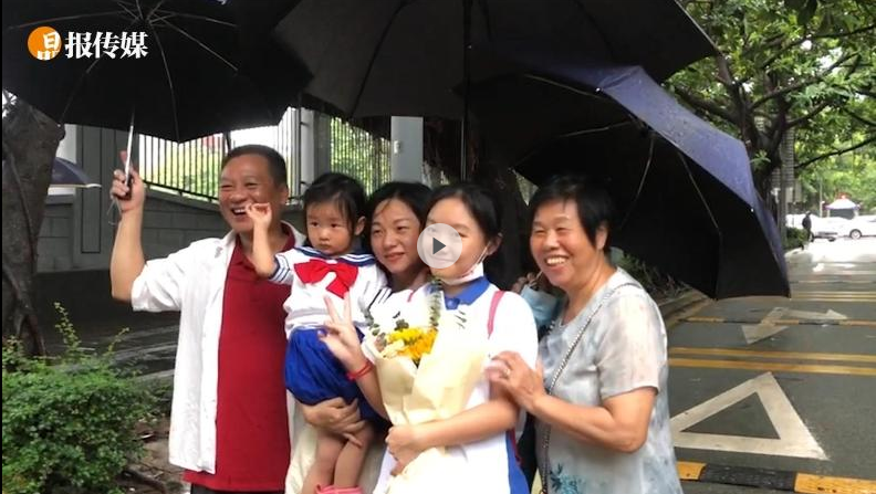 家长冒雨等待，考生轻松出场 深圳中考今日结束