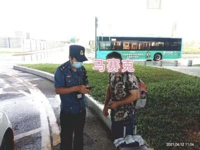 老人来深看望子女在机场迷路  执法人员助其平安回家