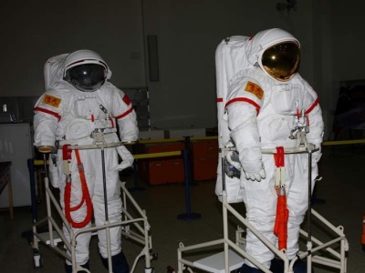 中国航天员将出舱太空行走 揭秘新型“飞天”舱外服 