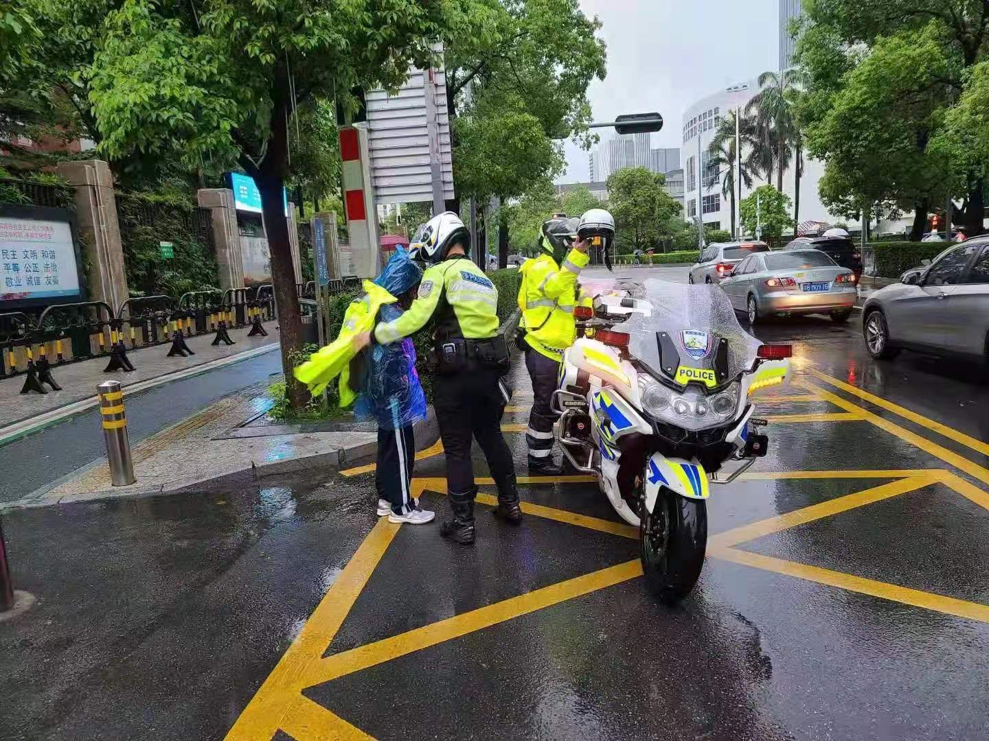 跨越30公里仅耗时48分钟 光明交警争分夺秒接力护送考生