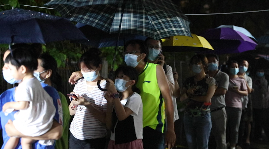 共同抗疫，深圳市民顶暴雨检测核酸