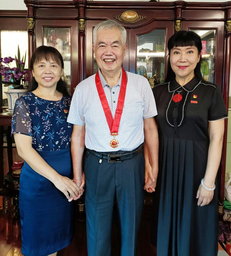 深圳市人才联合党委慰问50年以上党龄老党员