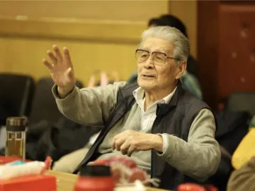 “七一勋章”获得者蓝天野：曾是地下工作者 77年舞台生涯初心不变