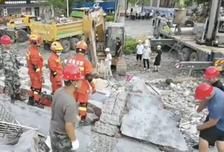 住建部派工作组赶赴湖南郴州汝城民房垮塌现场