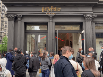 全球最大哈利·波特主题商店开业 粉丝淋雨数小时等入场