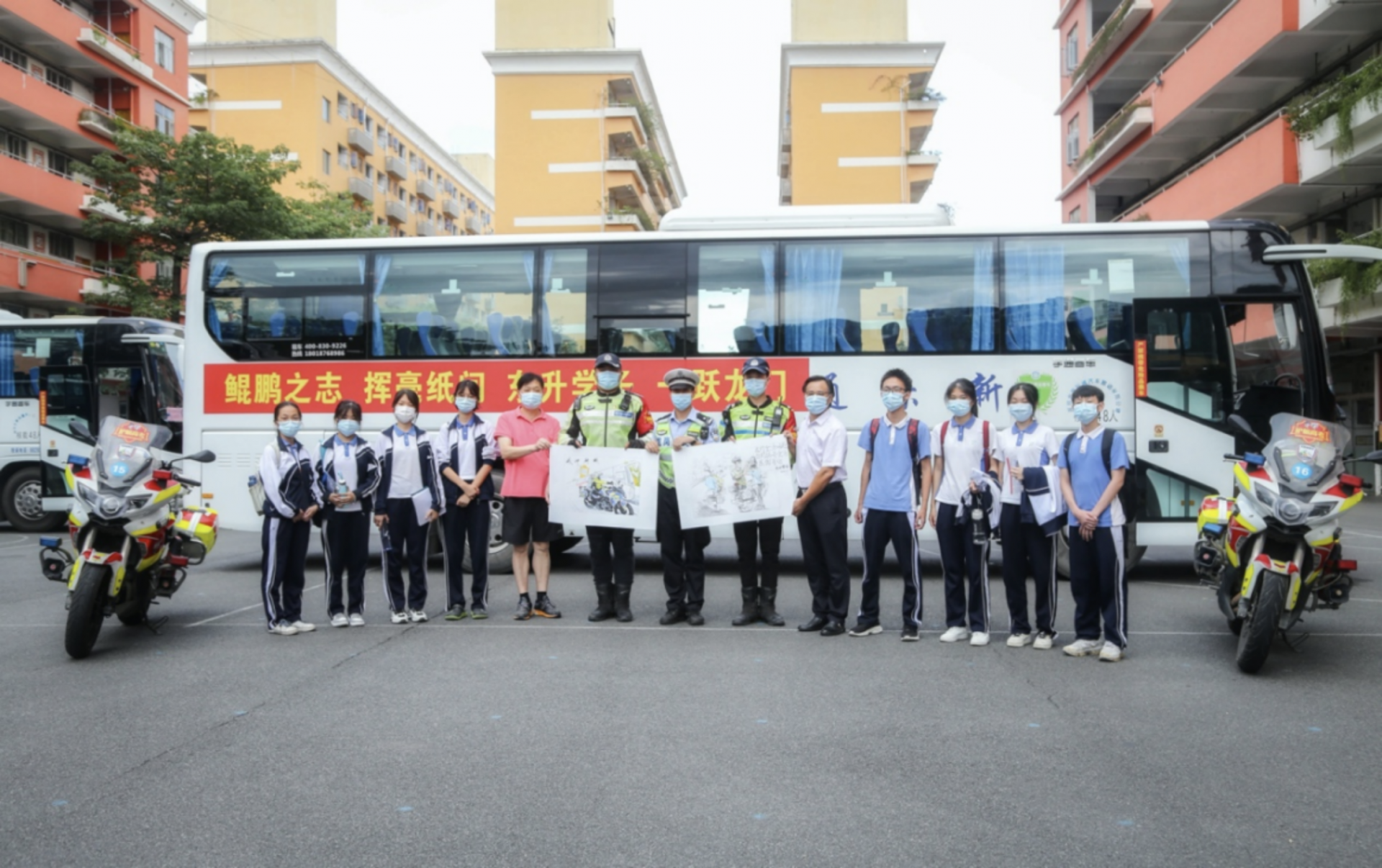 迷糊考生忘两证神威铁骑来相助，东升教师感恩画作相赠龙岗交警！