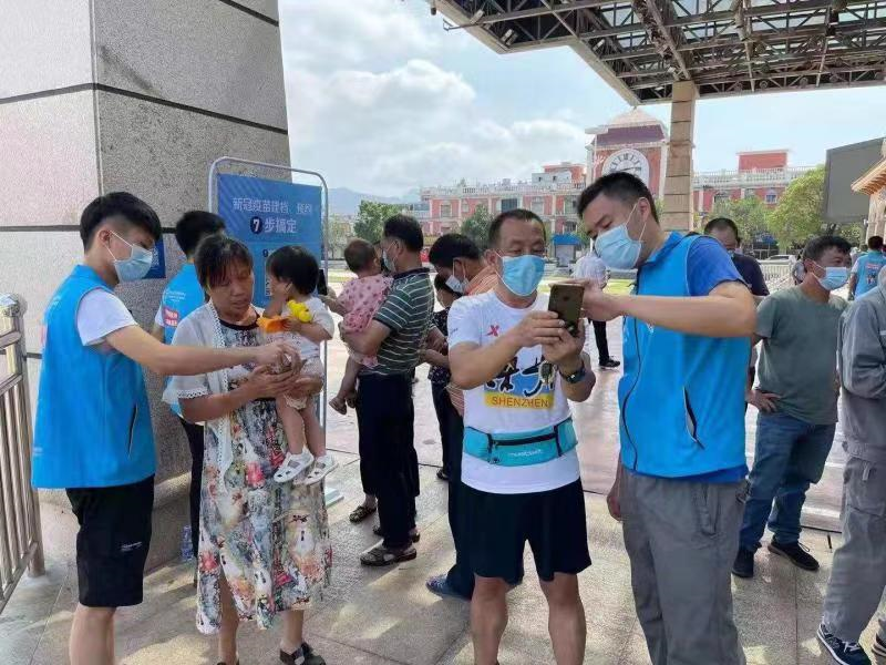 防疫一线党旗高高飘扬  大鹏新区党员干部积极投身疫情防控，为市民筑起安全“堡垒”