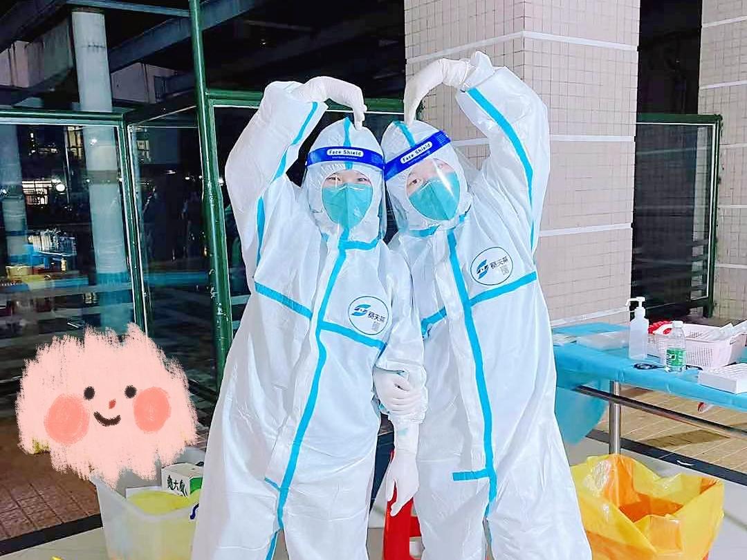 “放心去拼，我们来护航！”，医护人员防护服写满祝福为考生加油