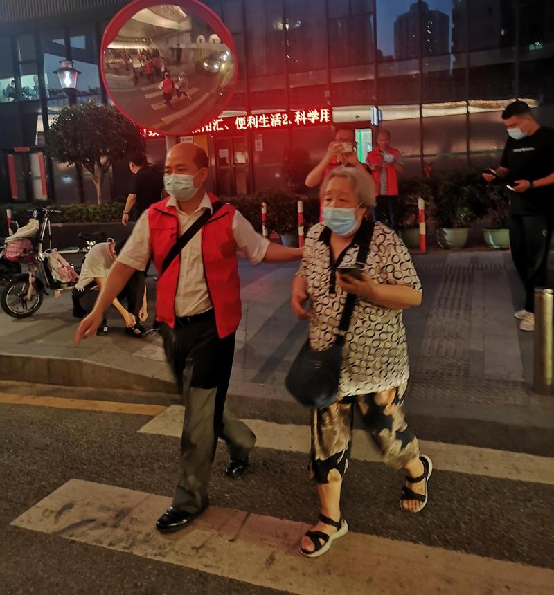 深入社区一线投身疫情防控，罗湖发展和改革局彰显“铁军”本色