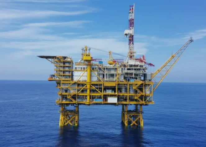 我国自主设计建造最大海上原油生产平台将提前投产