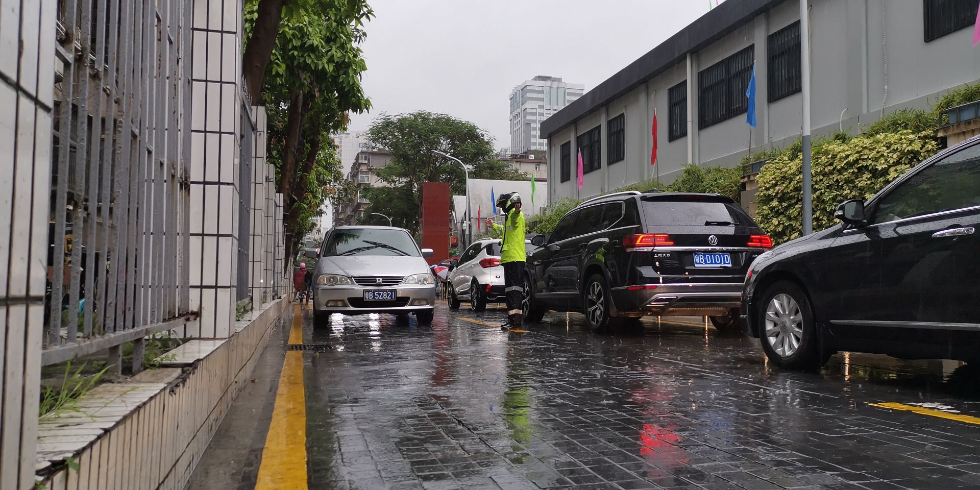 14分钟安全入考场，暴风雨中罗湖交警为一名中考考生开辟“绿色通道”急护送