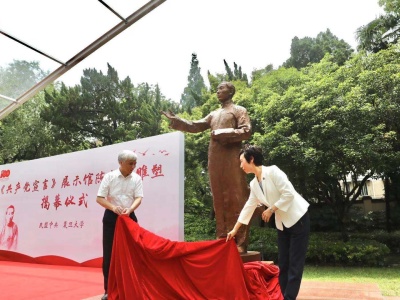 陈望道雕塑在复旦大学《共产党宣言》展示馆全新亮相，红色地标上又添一抹亮色