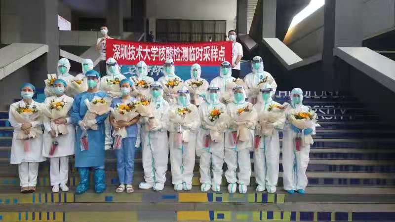 深圳技术大学学子向抗疫一线的医护工作者献花致敬