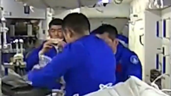 航天员在中国空间站怎么吃饭？网友：中餐走出地球