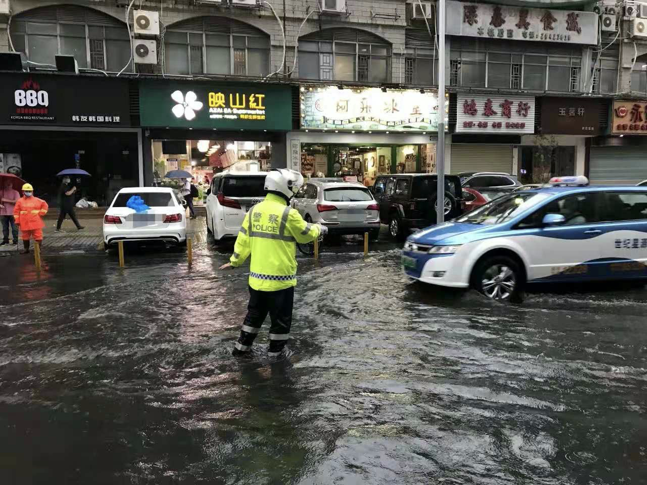 暴雨袭城，这些深圳人在雨中坚守