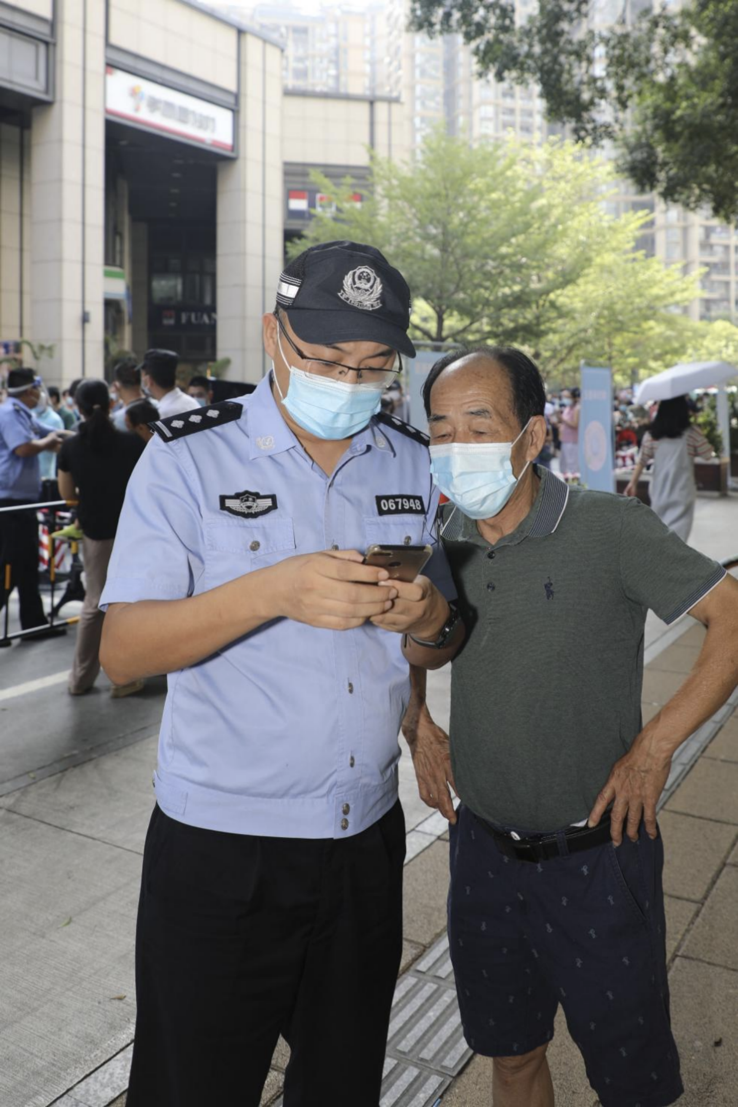 双区卫士丨王红卫：用善意和温暖服务入境人士