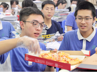 深圳一中学校长连续4年请高三毕业生吃比萨  助力“逢考必胜”
