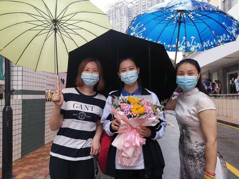 考完了！中考家长冒雨接娃激动不已，孩子们考后计划……