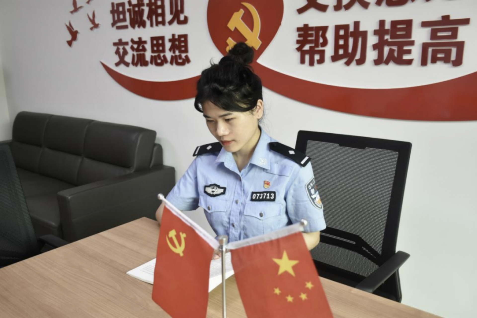 双区卫士丨汤雅婷：为抓捕贩毒“上家”和女犯罪嫌疑人共处一室