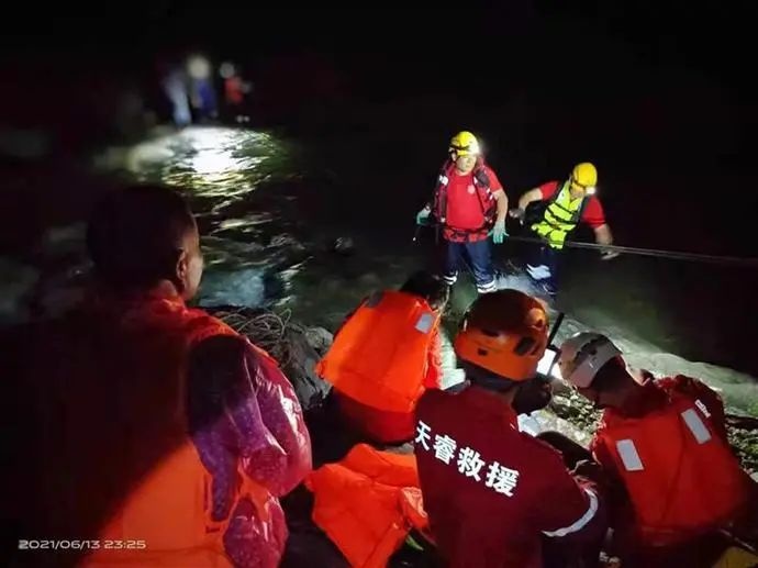 惊险！81名上海游客被困洪水情况紧急，67名上海驴友爬山被困一夜，梅雨季重要提醒→
