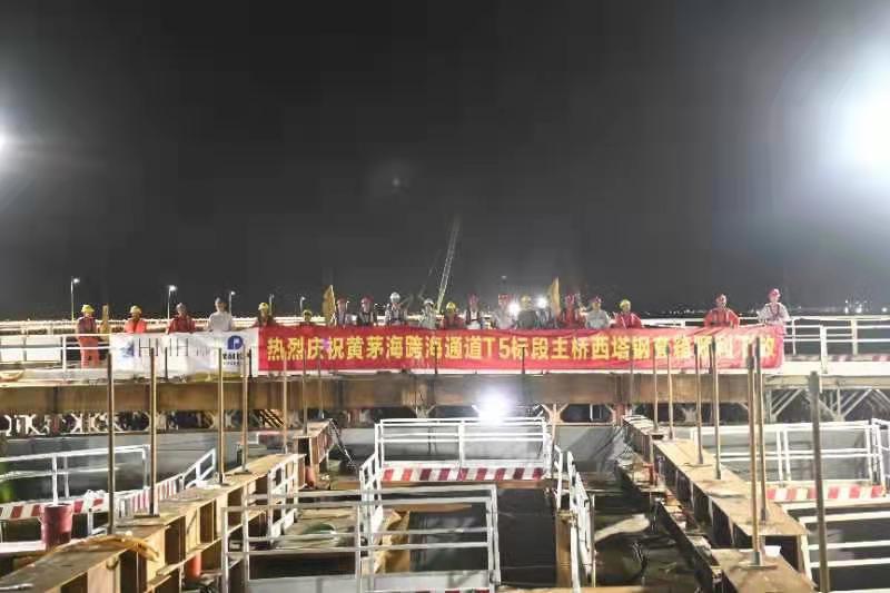 1500吨“钢铁巨人”扎根黄茅海，黄茅海大桥首个双壁钢套箱成功下放
