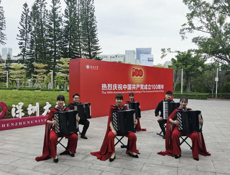 《游击队之歌》，深圳大学手风琴乐团六重奏奏响爱党之声