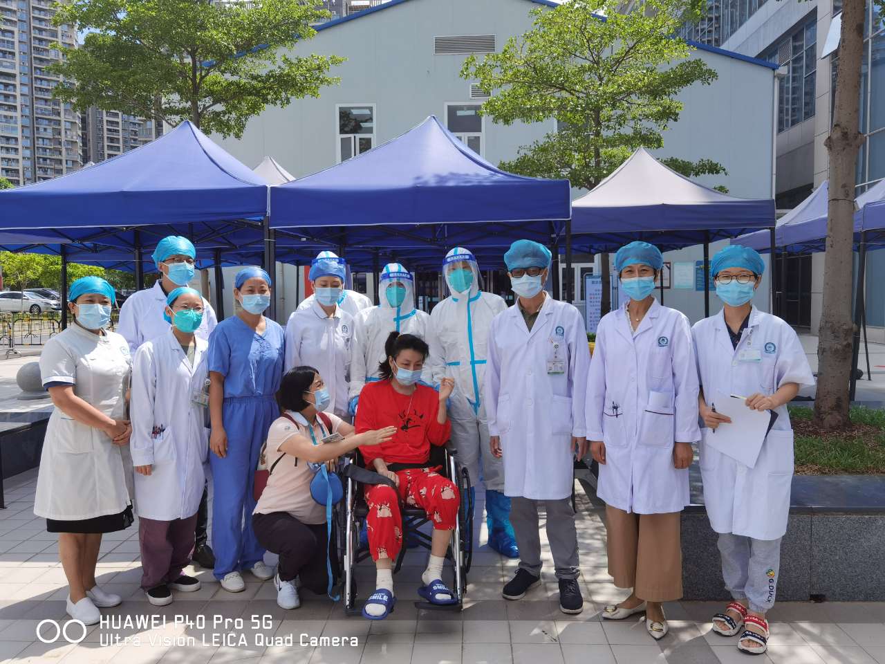 连送三面锦旗，驻外工作人员患重病在宝安一家医院获救治  