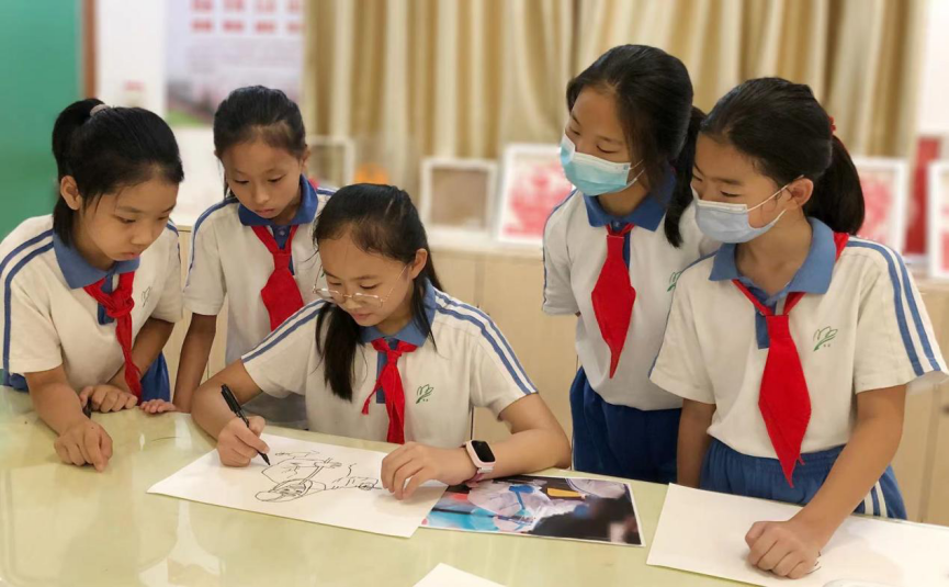 宝安区壆岗小学：以剪纸传情 致敬最美医护人员