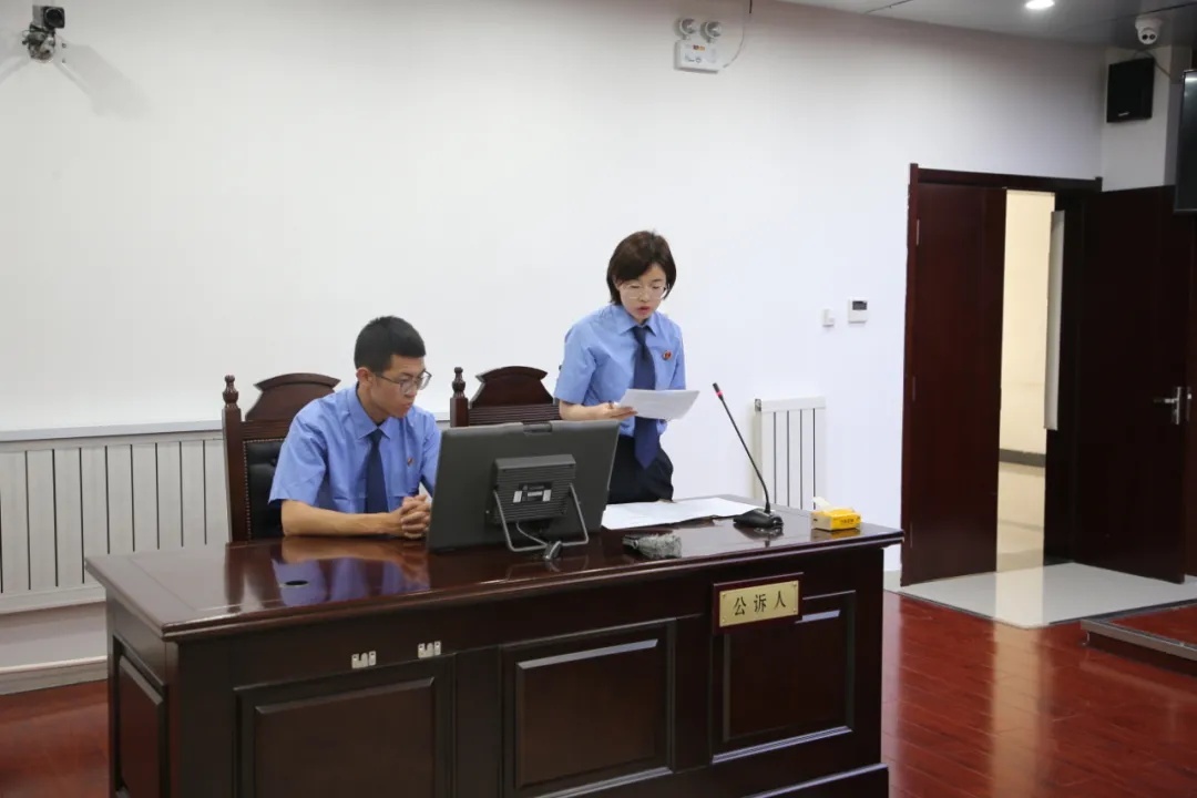 男子为发泄不满从六楼扔下玻璃花瓶，获刑半年