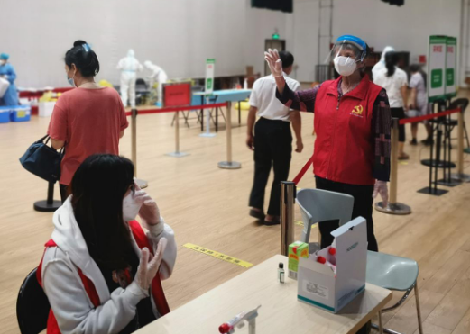 战疫先锋丨坑梓街道银发党员主动请缨，奋战疫情防控一线