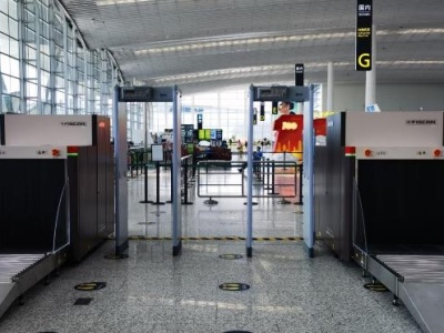 明起广州白云机场航站楼入口启用X射线机和安全门检查