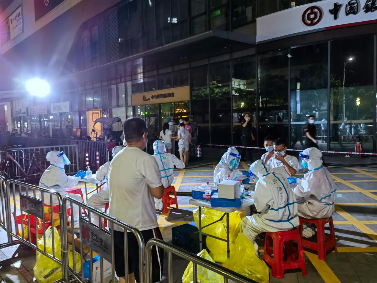 广东省总工会走访慰问核酸检测一线医护人员：战疫有你，关爱有我！