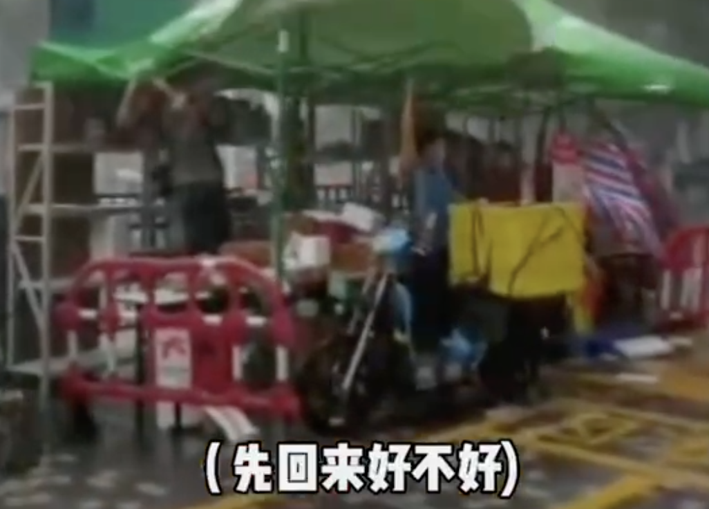 狂风暴雨中，这一幕让人感动