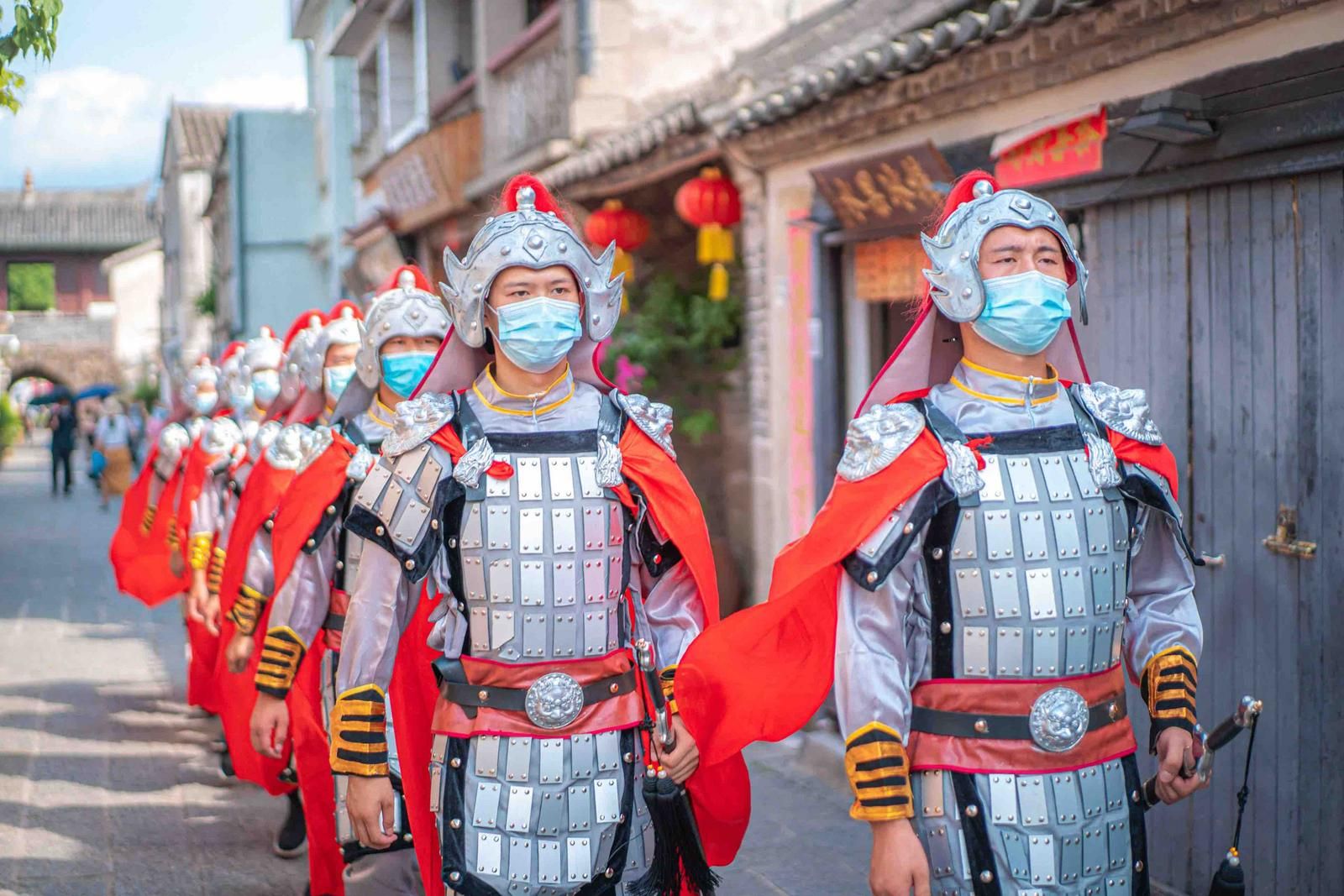 戴口罩的“明朝武士”惊现大鹏所城，用古文劝阻不文明行为