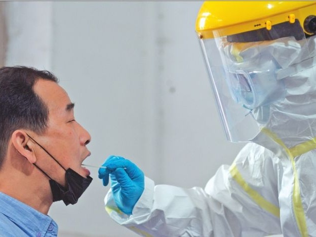 广州设立10个核酸检测点为货车司机免费进行核酸检测