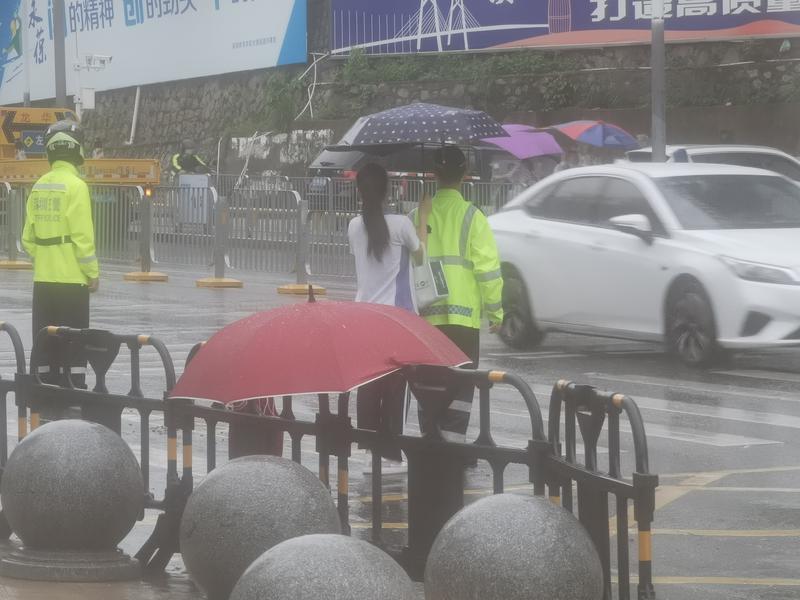 ​“这是今早最美背影” 深圳中考生为执勤交警撑起爱心之伞