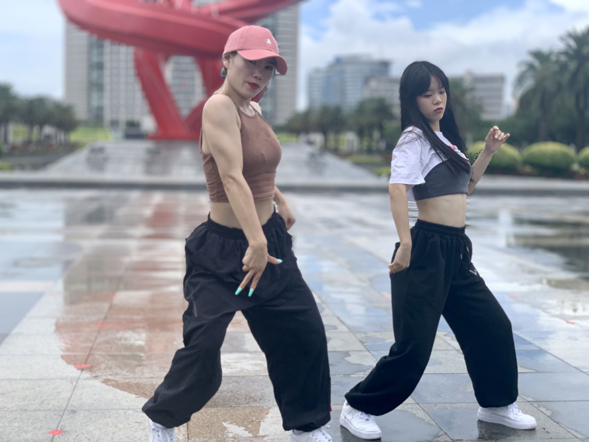 东莞市100名青少年以青春之舞向党致敬