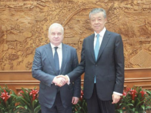 中国政府朝鲜半岛事务特别代表刘晓明会见俄驻华大使杰尼索夫