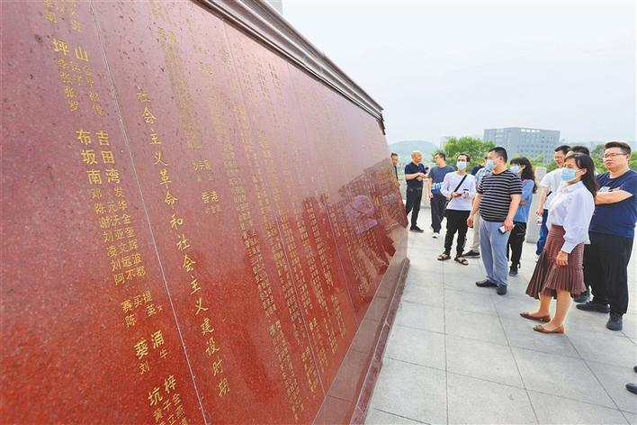 纪念碑前追忆革命烈士