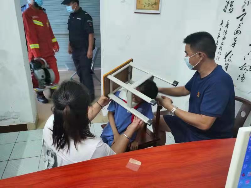 “熊孩子”头部被凳子卡住，消防员蜀黍施法解救 !