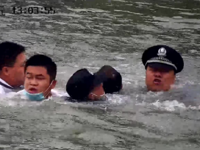 “别冲动！”深圳民警冲下海，紧急救下跳海轻生男子