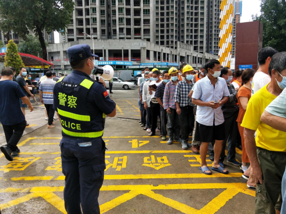 烈日下，那一抹“警察蓝”被汗水浸透
