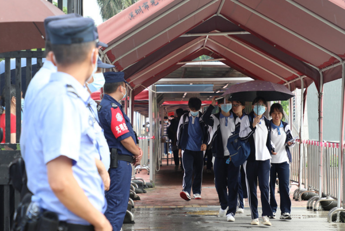 你们奋笔疾书，我们用心守护——光明警方凝心聚力为梦想护航