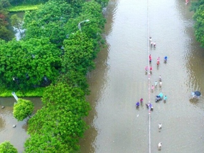 国家防总工作组赴河南新乡现场协调组织被洪水围困村庄救援