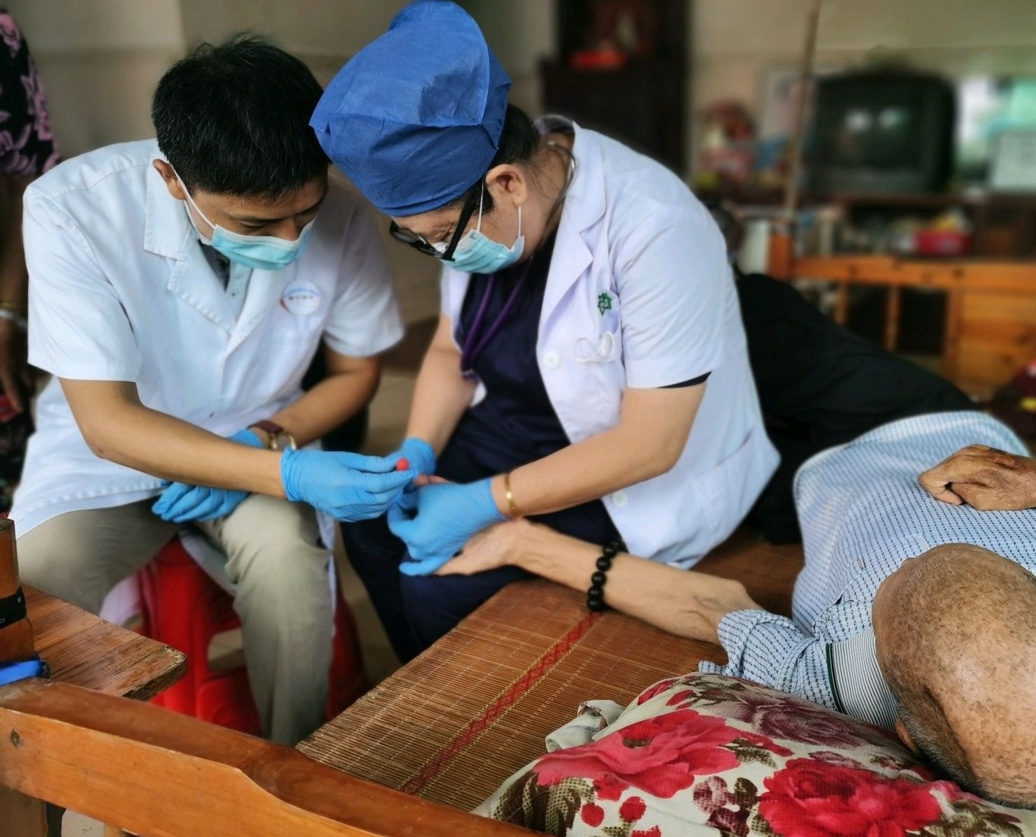 为卧床长者提供上门体检，珠海市金湾区红旗镇沙脊村这件“民生微实事”暖心