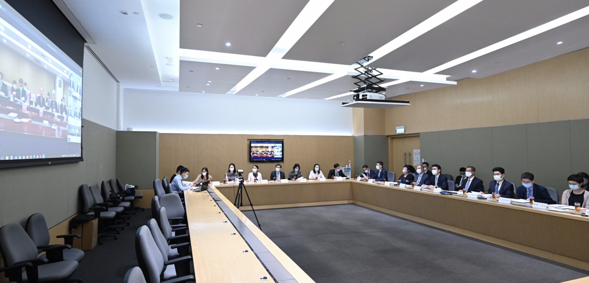 支持香港全面参与和助力“一带一路”建设联席会议第四次会议召开 