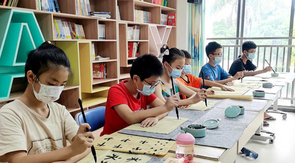 挥笔坪山，碧岭生辉 碧岭社区书法公益培训丰富青少年暑期生活