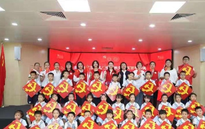 北站社区百名儿童搭百枚党徽庆百年华诞